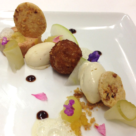 Foie gras de doble acción con manzana de especias y helado de pimienta