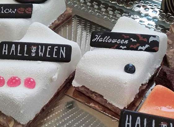 Pastel de Halloween: Ondas de mousse de chocolate blanco rellenas de…