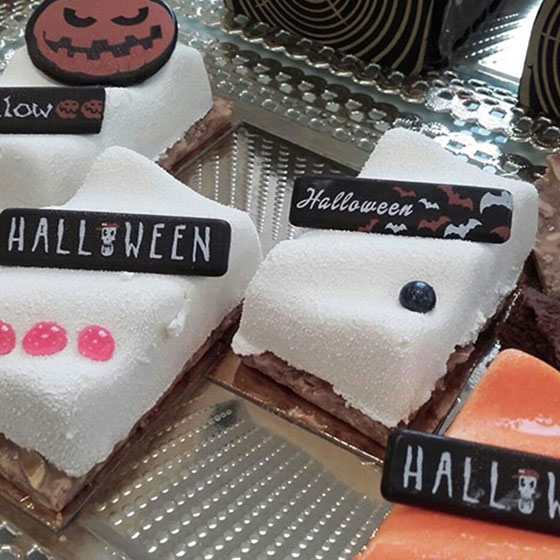 Pastel de Halloween: Ondas de mousse de chocolate blanco rellenas de…