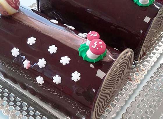 Pastel Navideño: Tronco de Mousse de chocolate con crocante de…