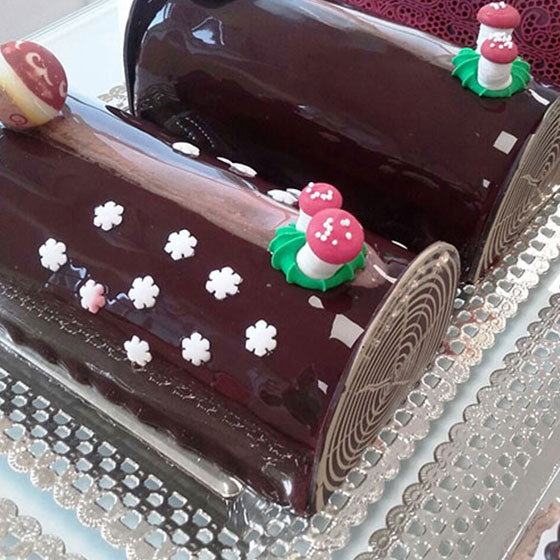 Pastel Navideño: Tronco de Mousse de chocolate con crocante de…