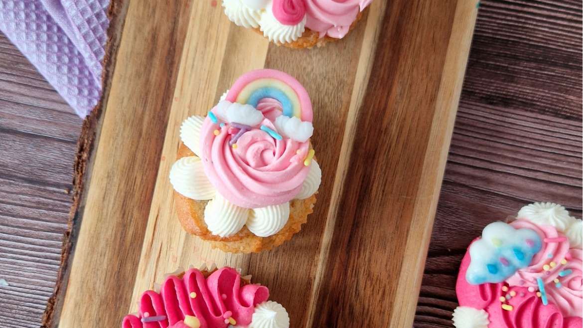 Transforma tus Creaciones Dulces: 5 ventajas de usar accesorios de azúcar y oblea para decorar tartas de forma profesional