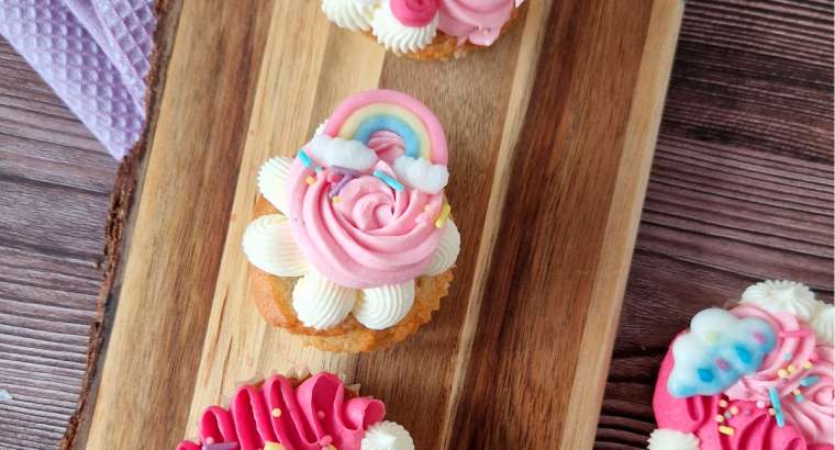 Transforma tus Creaciones Dulces: 5 ventajas de usar accesorios de azúcar y oblea para decorar tartas de forma profesional